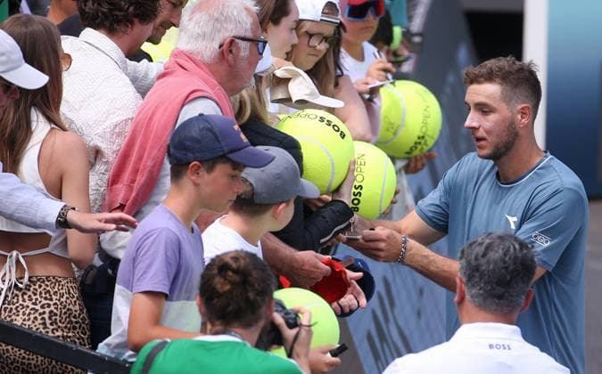 BAU 13.06.2024 Stuttgart Tennis Boss Open, Jan-Lennard Struff (GER) schreibt Autogramme