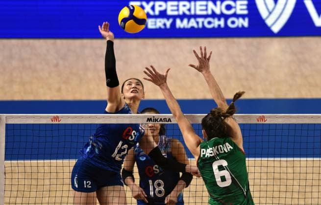 (240613) -- HONG KONG, June 13, 2024 -- Hattaya Bamrungsuk (L) of Thailand spikes the ball during the preliminary match between Bulgaria and Thailand at the Women s Volleyball Nations League 2024 Hong Kong in Hong Kong, south China, June 13, 2024. ) (SP)CHINA-HONG KONG-VOLLEYBALL-WOMEN S NATIONS LEAGUE 2024-BULGARIA VS THAILAND (CN) LoxPingxFai 