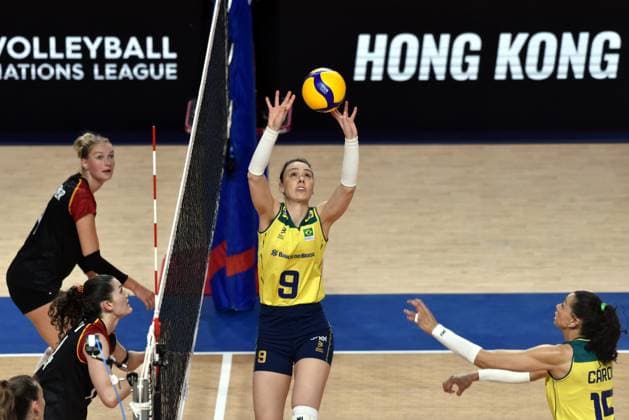 Sport Bilder des Tages (240613) -- HONG KONG, June 13, 2024 -- Roberta Ratzke (2nd R) of Brazil passes the ball during the preliminary match between Germany and Brazil at the Women s Volleyball Nations League 2024 Hong Kong in Hong Kong, south China, June 13, 2024. ) (SP)CHINA-HONG KONG-VOLLEYBALL-WOMEN S NATIONS LEAGUE 2024-GERMANY VS BRAZIL (CN) LoxPingxFai 