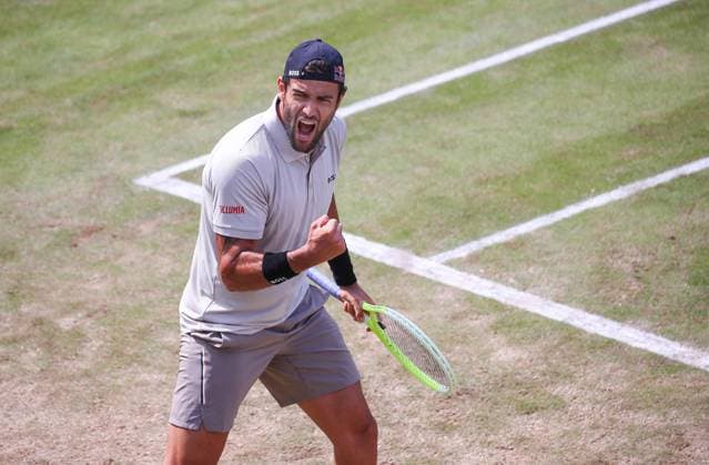Sport Themen der Woche KW24 Sport Bilder des Tages BAU 13.06.2024 Stuttgart Tennis Boss Open, Matteo Berrettini (ITA) jubelt über seinen Sieg *** BAU 13 06 2024 Stuttgart Tennis Boss Open, Matteo Berrettini ITA celebrates his victory