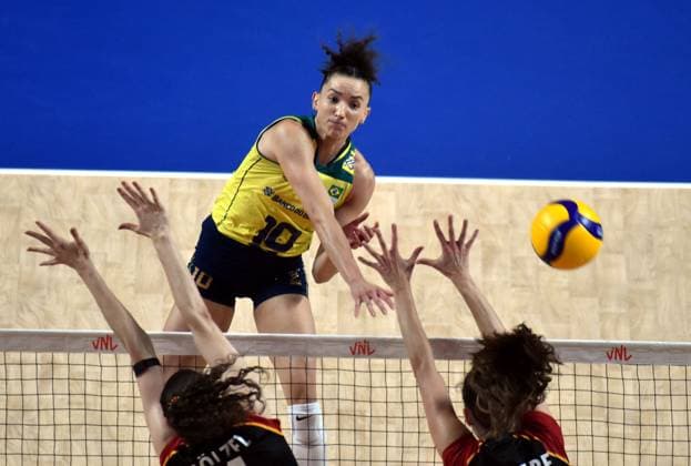 (240613) -- HONG KONG, June 13, 2024 -- Gabriela Guimaraes (top) of Brazil spikes the ball during the preliminary match between Germany and Brazil at the Women s Volleyball Nations League 2024 Hong Kong in Hong Kong, south China, June 13, 2024. ) (SP)CHINA-HONG KONG-VOLLEYBALL-WOMEN S NATIONS LEAGUE 2024-GERMANY VS BRAZIL (CN) LoxPingxFai 