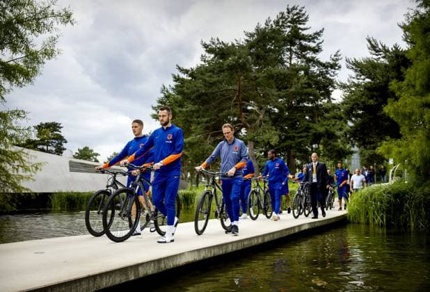 WOLFSBURG - (l-r) Joey Veerman, Stefan de Vrij and Georginio Wijnaldum during a media moment of the Dutch national team, Nationalteam in Autostad on June 13, 2024 in Wolfsburg, Germany. The Dutch national team is preparing for the first group match at the European Football Championship in Germany against Poland. ANP KOEN VAN WEEL UEFA EURO, EM, Europameisterschaft,Fussball 2024 Germany 2024 xVIxANPxSportx xxANPxIVx 501001096 originalFilename: 501001096.jpg