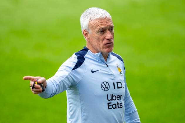 Fussball: Frankreich Nationalmannschaft, öffentliches Training am 13.06.2024 in Paderborn vor dem Start der Euro 2024 in Deutschland. Trainer Didier Deschamps gibt Anweisungen. Wichtiger Hinweis: Gemaess den Vorgaben der FIFA bzw. der UEFA ist es untersagt, in dem Stadion und oder vom Spiel angefertigte Fotoaufnahmen in Form von Sequenzbildern und oder videoaehnlichen Fotostrecken zu verwerten bzw. verwerten zu lassen. Foto: Kirchner-Media DI Copyright: xKirchner-Media DIx