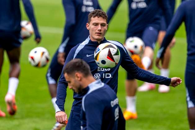 Fussball: Frankreich Nationalmannschaft, öffentliches Training am 13.06.2024 in Paderborn vor dem Start der Euro 2024 in Deutschland. Benjamin Pavard wärmt sich auf. Wichtiger Hinweis: Gemaess den Vorgaben der FIFA bzw. der UEFA ist es untersagt, in dem Stadion und oder vom Spiel angefertigte Fotoaufnahmen in Form von Sequenzbildern und oder videoaehnlichen Fotostrecken zu verwerten bzw. verwerten zu lassen. Foto: Kirchner-Media DI Copyright: xKirchner-Media DIx