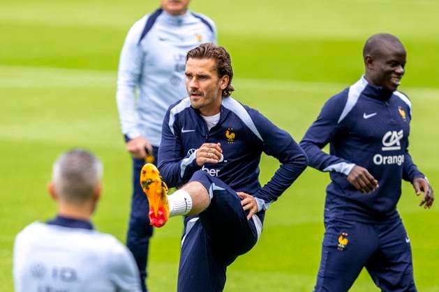 Fussball: Frankreich Nationalmannschaft, öffentliches Training am 13.06.2024 in Paderborn vor dem Start der Euro 2024 in Deutschland. Antoine Griezmann wärmt sich auf. Wichtiger Hinweis: Gemaess den Vorgaben der FIFA bzw. der UEFA ist es untersagt, in dem Stadion und oder vom Spiel angefertigte Fotoaufnahmen in Form von Sequenzbildern und oder videoaehnlichen Fotostrecken zu verwerten bzw. verwerten zu lassen. Foto: Kirchner-Media DI Copyright: xKirchner-Media DIx