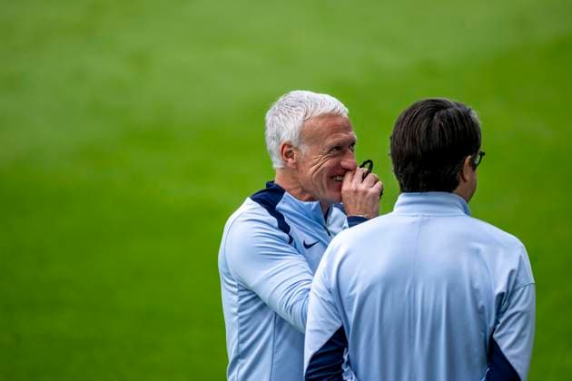 Fussball: Frankreich Nationalmannschaft, öffentliches Training am 13.06.2024 in Paderborn vor dem Start der Euro 2024 in Deutschland. Trainer Didier Deschamps lachend, lächelnd, gut gelaunt, grinst, grinsend Wichtiger Hinweis: Gemaess den Vorgaben der FIFA bzw. der UEFA ist es untersagt, in dem Stadion und oder vom Spiel angefertigte Fotoaufnahmen in Form von Sequenzbildern und oder videoaehnlichen Fotostrecken zu verwerten bzw. verwerten zu lassen. Foto: Kirchner-Media DI Copyright: xKirchner-Media DIx