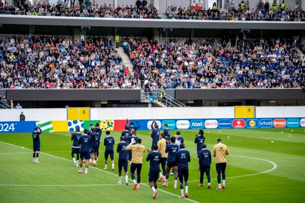 Fussball: Frankreich Nationalmannschaft, öffentliches Training am 13.06.2024 in Paderborn vor dem Start der Euro 2024 in Deutschland. Frankreichs Spieler betreten den Platz und winken den Fans zu. Wichtiger Hinweis: Gemaess den Vorgaben der FIFA bzw. der UEFA ist es untersagt, in dem Stadion und oder vom Spiel angefertigte Fotoaufnahmen in Form von Sequenzbildern und oder videoaehnlichen Fotostrecken zu verwerten bzw. verwerten zu lassen. Foto: Kirchner-Media DI Copyright: xKirchner-Media DIx