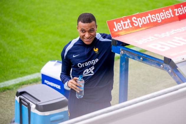 Sport Bilder des Tages Fussball: Frankreich Nationalmannschaft, öffentliches Training am 13.06.2024 in Paderborn vor dem Start der Euro 2024 in Deutschland. Kylian Mbappe trinkt. Wichtiger Hinweis: Gemaess den Vorgaben der FIFA bzw. der UEFA ist es untersagt, in dem Stadion und oder vom Spiel angefertigte Fotoaufnahmen in Form von Sequenzbildern und oder videoaehnlichen Fotostrecken zu verwerten bzw. verwerten zu lassen. Foto: Kirchner-Media DI Copyright: xKirchner-Media DIx