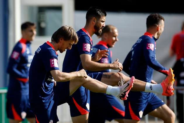 Croatian player Luka Modric (L) during the team s training session held in Neuruppin, Germany, 13 June 2024. Croatian national team, Nationalteam training session !ACHTUNG: NUR REDAKTIONELLE NUTZUNG!  Copyright: xAlbertoxEstevezx GRAF231 20240613-55013862465_1