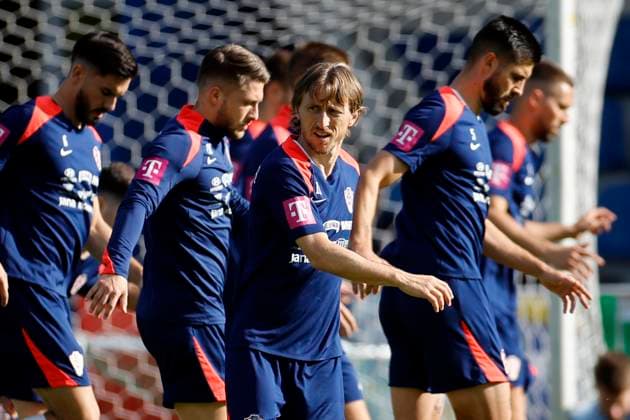 Croatian player Luka Modric (C) and his teammates during the team s training session held in Neuruppin, Germany, 13 June 2024. Croatian national team, Nationalteam training session !ACHTUNG: NUR REDAKTIONELLE NUTZUNG!  Copyright: xAlbertoxEstevezx GRAF233 20240613-55013862471_1