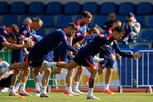 Croatian player Ivan Perisic (R) and his teammates during the team s training session held in Neuruppin, Germany, 13 June 2024. Croatian national team, Nationalteam training session !ACHTUNG: NUR REDAKTIONELLE NUTZUNG!  Copyright: xAlbertoxEstevezx GRAF232 20240613-55013862478_1