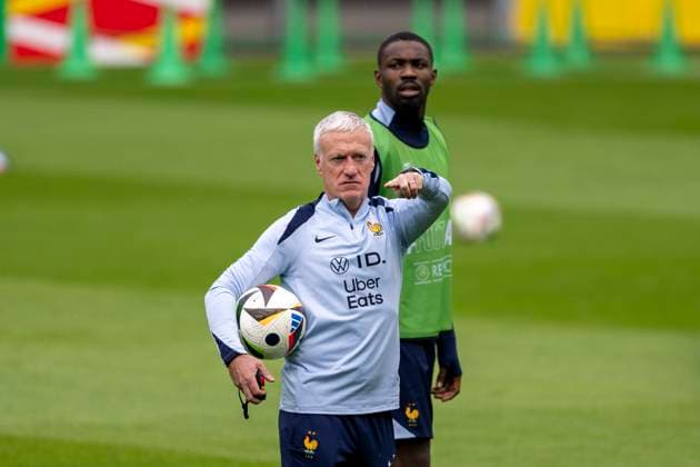 Fussball: Frankreich Nationalmannschaft, öffentliches Training am 13.06.2024 in Paderborn vor dem Start der Euro 2024 in Deutschland. Trainer Didier Deschamps gibt Anweisungen. Wichtiger Hinweis: Gemaess den Vorgaben der FIFA bzw. der UEFA ist es untersagt, in dem Stadion und oder vom Spiel angefertigte Fotoaufnahmen in Form von Sequenzbildern und oder videoaehnlichen Fotostrecken zu verwerten bzw. verwerten zu lassen. Foto: Kirchner-Media DI Copyright: xKirchner-Media DIx