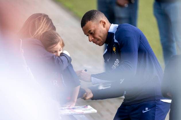 Fussball: Frankreich Nationalmannschaft, öffentliches Training am 13.06.2024 in Paderborn vor dem Start der Euro 2024 in Deutschland. Kylian Mbappe gibt den Fans Autogramme. Wichtiger Hinweis: Gemaess den Vorgaben der FIFA bzw. der UEFA ist es untersagt, in dem Stadion und oder vom Spiel angefertigte Fotoaufnahmen in Form von Sequenzbildern und oder videoaehnlichen Fotostrecken zu verwerten bzw. verwerten zu lassen. Foto: Kirchner-Media DI Copyright: xKirchner-Media DIx