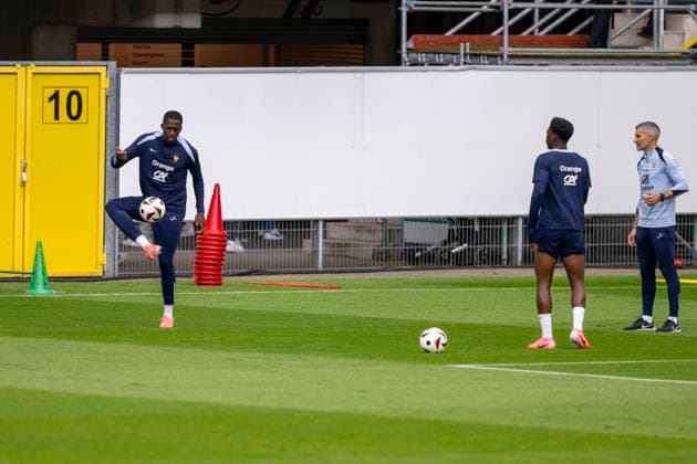Fussball: Frankreich Nationalmannschaft, öffentliches Training am 13.06.2024 in Paderborn vor dem Start der Euro 2024 in Deutschland. Ibrahima Konate (l.) und Aurelien Tchouameni absolvieren ein individuelles Training. Wichtiger Hinweis: Gemaess den Vorgaben der FIFA bzw. der UEFA ist es untersagt, in dem Stadion und oder vom Spiel angefertigte Fotoaufnahmen in Form von Sequenzbildern und oder videoaehnlichen Fotostrecken zu verwerten bzw. verwerten zu lassen. Foto: Kirchner-Media DI Copyright: xKirchner-Media DIx