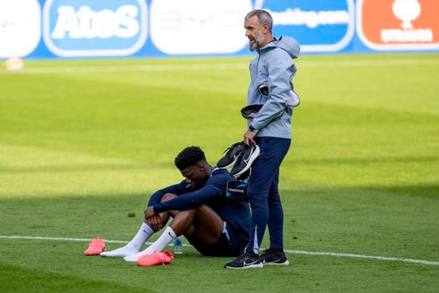 Fussball: Frankreich Nationalmannschaft, öffentliches Training am 13.06.2024 in Paderborn vor dem Start der Euro 2024 in Deutschland. Aurelien Tchouameni sitzt enttäuscht auf dem Rasen. Wichtiger Hinweis: Gemaess den Vorgaben der FIFA bzw. der UEFA ist es untersagt, in dem Stadion und oder vom Spiel angefertigte Fotoaufnahmen in Form von Sequenzbildern und oder videoaehnlichen Fotostrecken zu verwerten bzw. verwerten zu lassen. Foto: Kirchner-Media DI Copyright: xKirchner-Media DIx