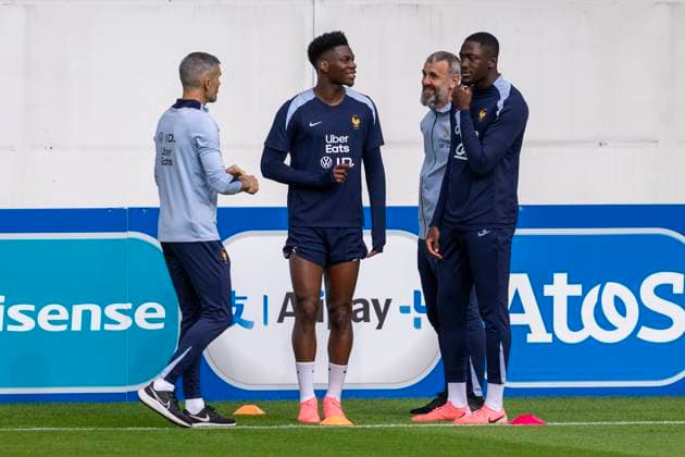 Fussball: Frankreich Nationalmannschaft, öffentliches Training am 13.06.2024 in Paderborn vor dem Start der Euro 2024 in Deutschland. Aurelien Tchouameni (l.) und Ibrahima Konate absolvieren ein individuelles Training. Wichtiger Hinweis: Gemaess den Vorgaben der FIFA bzw. der UEFA ist es untersagt, in dem Stadion und oder vom Spiel angefertigte Fotoaufnahmen in Form von Sequenzbildern und oder videoaehnlichen Fotostrecken zu verwerten bzw. verwerten zu lassen. Foto: Kirchner-Media DI Copyright: xKirchner-Media DIx