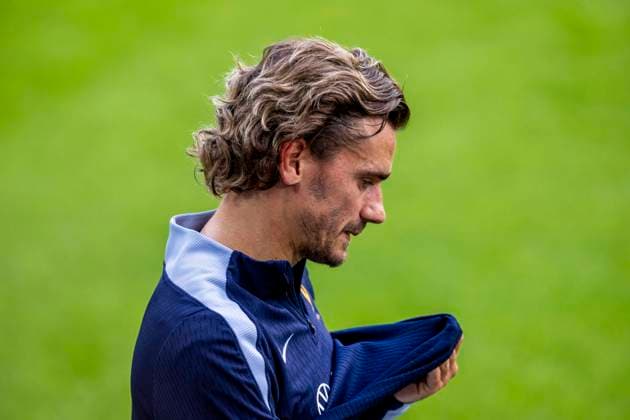 Fussball: Frankreich Nationalmannschaft, öffentliches Training am 13.06.2024 in Paderborn vor dem Start der Euro 2024 in Deutschland. Antoine Griezmann wischt sich das Gesicht ab. Wichtiger Hinweis: Gemaess den Vorgaben der FIFA bzw. der UEFA ist es untersagt, in dem Stadion und oder vom Spiel angefertigte Fotoaufnahmen in Form von Sequenzbildern und oder videoaehnlichen Fotostrecken zu verwerten bzw. verwerten zu lassen. Foto: Kirchner-Media DI Copyright: xKirchner-Media DIx
