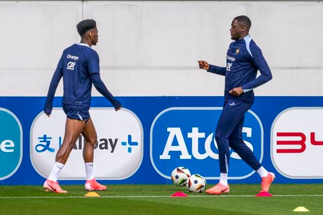 Fussball: Frankreich Nationalmannschaft, öffentliches Training am 13.06.2024 in Paderborn vor dem Start der Euro 2024 in Deutschland. Aurelien Tchouameni (l.) und Ibrahima Konate absolvieren ein individuelles Training. Wichtiger Hinweis: Gemaess den Vorgaben der FIFA bzw. der UEFA ist es untersagt, in dem Stadion und oder vom Spiel angefertigte Fotoaufnahmen in Form von Sequenzbildern und oder videoaehnlichen Fotostrecken zu verwerten bzw. verwerten zu lassen. Foto: Kirchner-Media DI Copyright: xKirchner-Media DIx