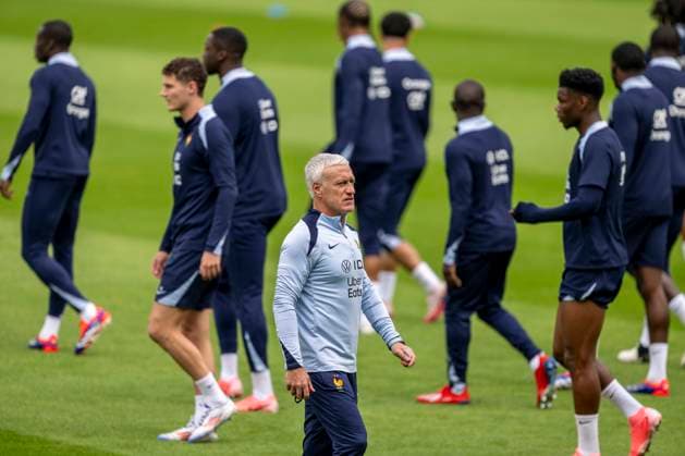 Fussball: Frankreich Nationalmannschaft, öffentliches Training am 13.06.2024 in Paderborn vor dem Start der Euro 2024 in Deutschland. Trainer Didier Deschamps geht mit seinen Spielern über den Platz. Wichtiger Hinweis: Gemaess den Vorgaben der FIFA bzw. der UEFA ist es untersagt, in dem Stadion und oder vom Spiel angefertigte Fotoaufnahmen in Form von Sequenzbildern und oder videoaehnlichen Fotostrecken zu verwerten bzw. verwerten zu lassen. Foto: Kirchner-Media DI Copyright: xKirchner-Media DIx
