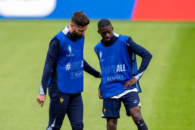 Fussball: Frankreich Nationalmannschaft, öffentliches Training am 13.06.2024 in Paderborn vor dem Start der Euro 2024 in Deutschland. Olivier Giroud (l.) spricht mit Ousmane Dembele. Wichtiger Hinweis: Gemaess den Vorgaben der FIFA bzw. der UEFA ist es untersagt, in dem Stadion und oder vom Spiel angefertigte Fotoaufnahmen in Form von Sequenzbildern und oder videoaehnlichen Fotostrecken zu verwerten bzw. verwerten zu lassen. Foto: Kirchner-Media DI Copyright: xKirchner-Media DIx