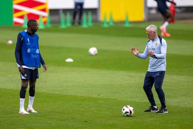 Fussball: Frankreich Nationalmannschaft, öffentliches Training am 13.06.2024 in Paderborn vor dem Start der Euro 2024 in Deutschland. Trainer Didier Deschamps (r.) spricht mit Ousmane Dembele. Wichtiger Hinweis: Gemaess den Vorgaben der FIFA bzw. der UEFA ist es untersagt, in dem Stadion und oder vom Spiel angefertigte Fotoaufnahmen in Form von Sequenzbildern und oder videoaehnlichen Fotostrecken zu verwerten bzw. verwerten zu lassen. Foto: Kirchner-Media DI Copyright: xKirchner-Media DIx