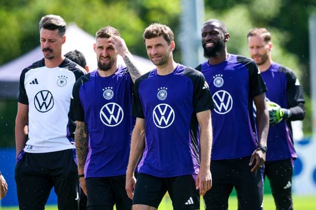 Sport Themen der Woche KW24 Sport Bilder des Tages Sandro Wagner (Deutschland, CO-Trainer), Robert Andrich (Deutschland , 23), Thomas Mueller (Deutschland , 13) und Antonio Ruediger (Deutschland , 02), GER, Abschlusstraining MD-1, Maenner Nationalmannschaft vor Deutschland vs Schottland, UEFA Europameisterschaft 2024, Fussball, Herzogenaurach, 13.06.2024. GER, Abschlusstraining MD-1, Maenner Nationalmannschaft vor Deutschland vs Schottland, UEFA Europameisterschaft 2024, Fussball, Herzogenaurach, 13.06.2024. Herzogenaurach *** Sandro Wagner Germany, CO Coach , Robert Andrich Germany , 23 , Thomas Mueller Germany , 13 and Antonio Ruediger Germany , 02 , GER, Final training MD 1, Mens national team ahead of Germany vs Scotland, UEFA European Championship 2024, Football, Herzogenaurach, 13 06 2024 GER, Final training MD 1, Mens national team ahead of Germany vs Scotland, UEFA European Championship 2024, Football, Herzogenaurach, 13 06 2024 Herzogenaurach Copyright: xEibner-Pressefoto FlorianxWieganx EP_FWD