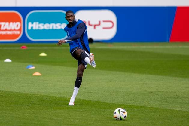 Fussball: Frankreich Nationalmannschaft, öffentliches Training am 13.06.2024 in Paderborn vor dem Start der Euro 2024 in Deutschland. Ousmane Dembele spielt den Ball. Wichtiger Hinweis: Gemaess den Vorgaben der FIFA bzw. der UEFA ist es untersagt, in dem Stadion und oder vom Spiel angefertigte Fotoaufnahmen in Form von Sequenzbildern und oder videoaehnlichen Fotostrecken zu verwerten bzw. verwerten zu lassen. Foto: Kirchner-Media DI Copyright: xKirchner-Media DIx