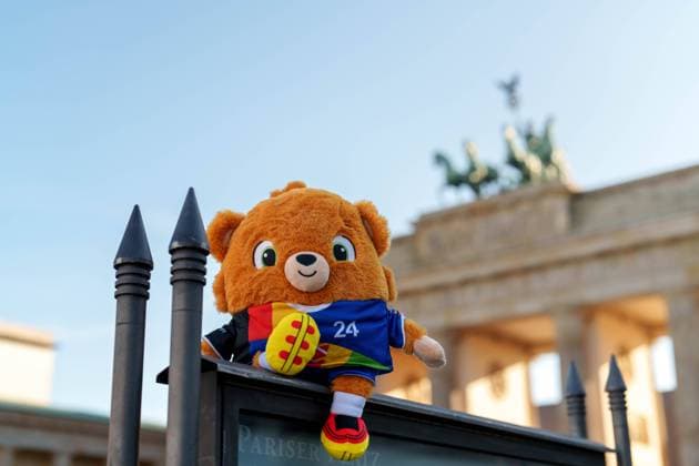 Sport Themen der Woche KW24 Sport Bilder des Tages SOCCER - UEFA EURO, EM, Europameisterschaft,Fussball 2024 BERLIN,GERMANY,13.JUN.24 - SOCCER -UEFA EURO 2024, preview. Image shows a feature with a mascot and the Brandenburger Tor.  GEPAxpictures xJohannesxFriedl