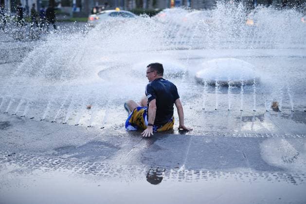 Football - UEFA EURO, EM, Europameisterschaft,Fussball 2024 - Previews 13th June 2024 - UEFA EURO 2024 - Previews - A Scotland fan sits in a water fountain - Photo: Simon Stacpoole Offside. Munich Germany Copyright: xSimonxStacpoolexOffside