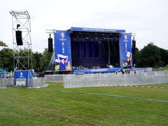 13.06,2024 Dortund, Aufbau Fanzone für die EURO 2024 auf der Festwiese im Westfalenpark Dortmund. Auf einer riesigen Bühne gibt es während der EM auch ein großes Unterhaltungsprogramm.