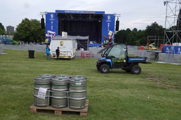 13.06,2024 Dortund, Aufbau Fanzone für die EURO 2024 auf der Festwiese im Westfalenpark Dortmund.