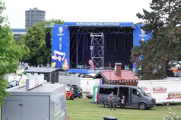 13.06,2024 Dortund, Aufbau Fanzone für die EURO 2024 auf der Festwiese im Westfalenpark Dortmund.
