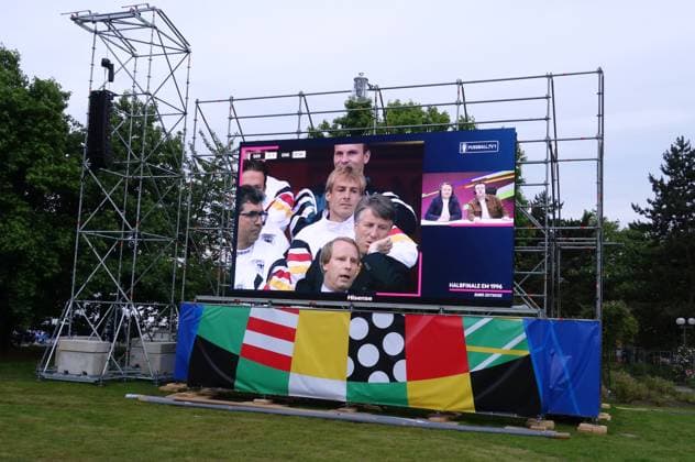 13.06,2024 Dortund, Aufbau Fanzone für die EURO 2024 auf der Festwiese im Westfalenpark Dortmund. Zur Einstimmung werden Spiele ehemaliger Meisterschaften in einer Eurozeitreise gezeigt. Hier das Halbfinale 1996. Deutschland gegen England