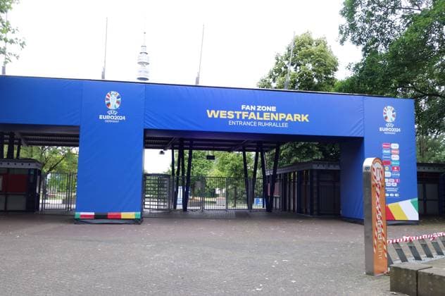 13.06,2024 Dortund, Aufbau Fanzone für die EURO 2024 auf der Festwiese im Westfalenpark Dortmund. Eingang zur Fanzone.
