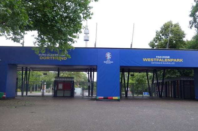 13.06,2024 Dortund, Aufbau Fanzone für die EURO 2024 auf der Festwiese im Westfalenpark Dortmund. Eingang zur Fanzone.