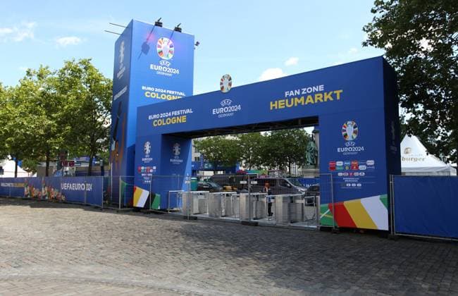 Eingang zur Fan Zone Heumarkt vom EURO 2024 Fan Festival in Köln. Köln Nordrhein-Westfalen