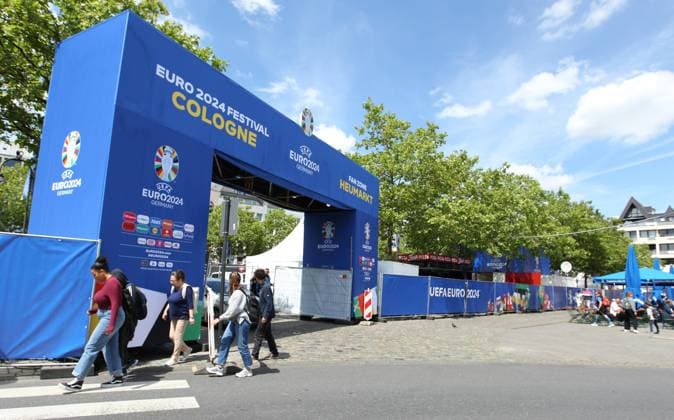Eingang zur Fan Zone Heumarkt vom EURO 2024 Fan Festival in Köln. Köln Nordrhein-Westfalen