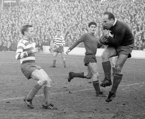 Archivbilder der Woche SPORT KW24 MSV Duisburg - Borussia Mönchengladbach 06.11.1965 Torwart Manfred Orzessek (Borussia) fängt den Ball vor Werner Krämer (MSV) *** MSV Duisburg Borussia Mönchengladbach 06 11 1965 Goalkeeper Manfred Orzessek Borussia catches the ball in front of Werner Krämer MSV HM
