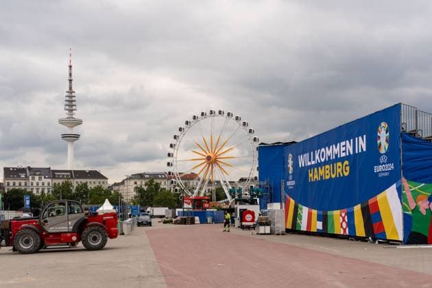 GER, Fanzone Hamburg, Aufbau, Bereit fuer Eroeffnungsspiel, Public Viewing, Fan Festival, UEFA EURO, EM, Europameisterschaft,Fussball 2024, 13.06.2024 GER, Fanzone Hamburg, Aufbau, Bereit fuer Eroeffnungsspiel, Public Viewing, Fan Festival, UEFA EURO 2024, 13.06.2024 Hamburg Copyright: xEibner-Pressefoto MaximilianxVincenx EP_MVN