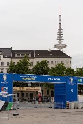 GER, Fanzone Hamburg, Aufbau, Bereit fuer Eroeffnungsspiel, Public Viewing, Fan Festival, UEFA EURO, EM, Europameisterschaft,Fussball 2024, 13.06.2024 GER, Fanzone Hamburg, Aufbau, Bereit fuer Eroeffnungsspiel, Public Viewing, Fan Festival, UEFA EURO 2024, 13.06.2024 Hamburg Copyright: xEibner-Pressefoto MaximilianxVincenx EP_MVN