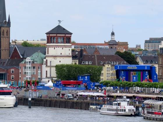 ..Blick auf die Fanmeile mit dem Block-Buster Terminal der Fanmeile zur EM 2024 Duesseldorf Altstadt Schlossturm Großbildwand Fanmeile Public Viewing
