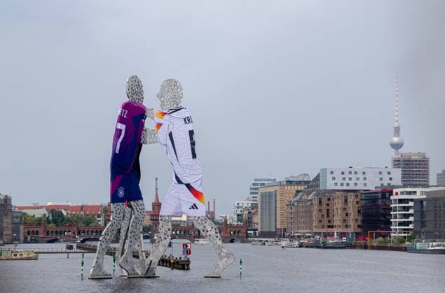 Fussball, Herren, Saison 2023 2024, EM 2024 in Deutschland, Molecule Man in der Spree mit Trikots von Manuel Neuer, Florian Wirtz und Toni Kroos geschmückt, 14.06. 2024, Copyright: xSebastianxRäppold MatthiasxKochx