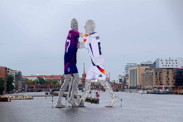 Sport Themen der Woche KW24 Sport Bilder des Tages Fussball, Herren, Saison 2023 2024, EM 2024 in Deutschland, Molecule Man in der Spree mit Trikots von Manuel Neuer, Florian Wirtz und Toni Kroos geschmückt, 14.06. 2024, *** Football, men, 2023 2024 season, Euro 2024 in Germany, Molecule Man in the Spree decorated with jerseys of Manuel Neuer, Florian Wirtz and Toni Kroos, 14 06 2024, Copyright: xSebastianxRäppold MatthiasxKochx