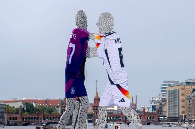 Fussball, Herren, Saison 2023 2024, EM 2024 in Deutschland, Molecule Man in der Spree mit Trikots von Manuel Neuer, Florian Wirtz und Toni Kroos geschmückt, 14.06. 2024, Copyright: xSebastianxRäppold MatthiasxKochx