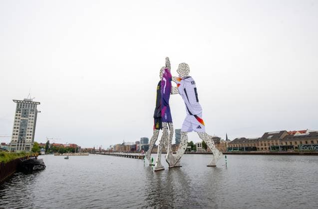 Fussball, Herren, Saison 2023 2024, EM 2024 in Deutschland, Molecule Man in der Spree mit Trikots von Manuel Neuer, Florian Wirtz und Toni Kroos geschmückt, 14.06. 2024, Copyright: xSebastianxRäppold MatthiasxKochx