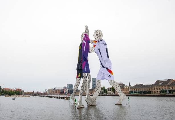 Fussball, Herren, Saison 2023 2024, EM 2024 in Deutschland, Molecule Man in der Spree mit Trikots von Manuel Neuer, Florian Wirtz und Toni Kroos geschmückt, 14.06. 2024, Copyright: xSebastianxRäppold MatthiasxKochx