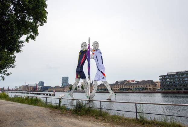 Fussball, Herren, Saison 2023 2024, EM 2024 in Deutschland, Molecule Man in der Spree mit Trikots von Manuel Neuer, Florian Wirtz und Toni Kroos geschmückt, 14.06. 2024, Copyright: xSebastianxRäppold MatthiasxKochx