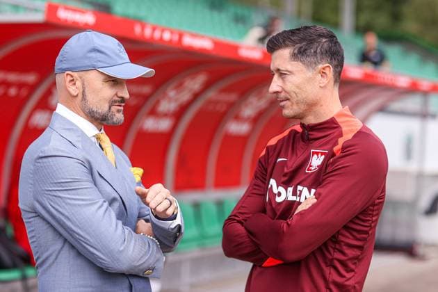 14.06.2024 HANNOVER, NIEMCY PILKA NOZNA (FOOTBALL) UEFA EURO, EM, Europameisterschaft,Fussball 2024 - CENTRUM TRENINGOWE REPREZENTACJI POLSKI - HANNOVER 96 ACADEMIE KONFERENCJA PRASOWA I TRENING REPREZENTACJI POLSKI NZ RAFAL BRZOSKA - PREZES FIRMY INPOST, PODPISANIE UMOWY Z PZPN, ROBERT LEWANDOWSKI FOTO LUKASZ GROCHALA CYFRASPORT NEWSPIX.PL --- Newspix.pl POLISH FOOTBALL national team, Nationalteam press conference, PK, Pressekonferenz AND TRAINING SESSION ON EURO 2024 IN HANOVER  20240614CSLG0026