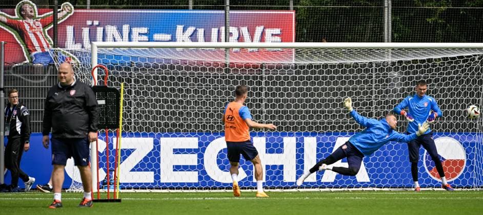 Open training of the Czech national football team within the European Championships, in Norderstedt, Germany, June 14, 2024. Second from right goalkeeper Jindrich Stanek. (CTKxPhoto VitxSimanek) CTKPhotoP2024061404269  CTKPhotoP2024061404269