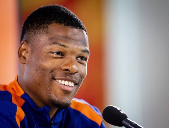 WOLFSBURG - Denzel Dumfries during a media moment of the Dutch national team, Nationalteam in the Volkswagen Arena on June 14, 2024 in Wolfsburg, Germany. The Dutch national team is preparing for the first group match at the European Football Championship in Germany against Poland. ANP KOEN VAN WEEL UEFA EURO, EM, Europameisterschaft,Fussball 2024 Germany 2024 xVIxANPxSportx xxANPxIVx 501059683 originalFilename: 501059683.jpg